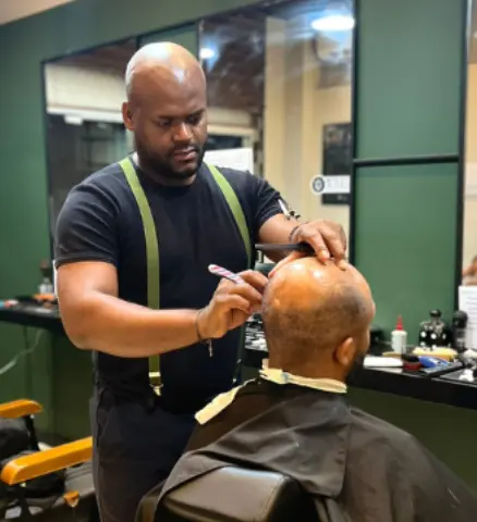 Muniz atendendo um cliente na Espaço Muniz Barbearia