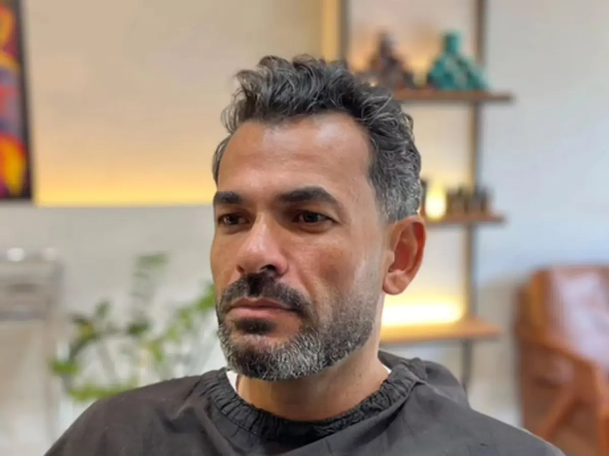 Cliente após atendimento de cabelo e barba na Espaço Muniz.