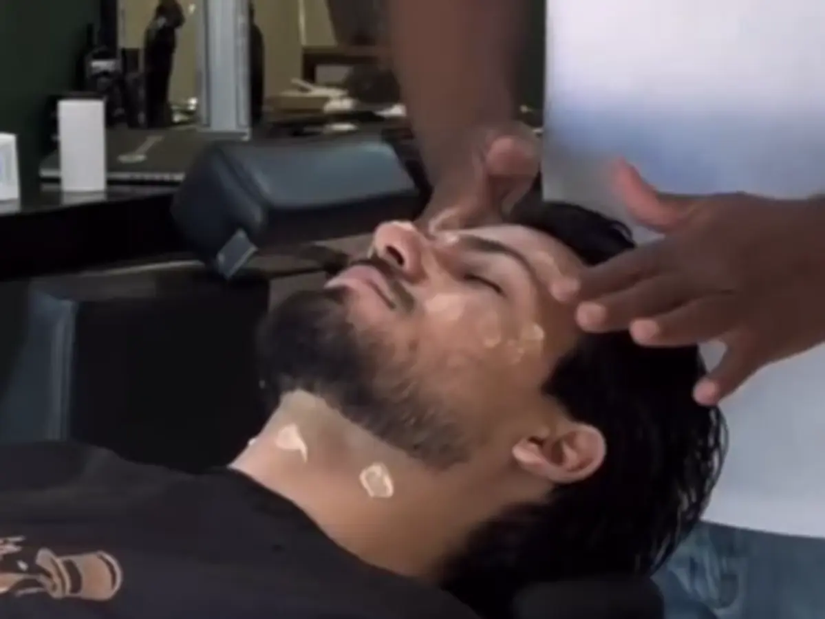 Cliente recebendo cuidado de estética facial na Espaço Muniz.